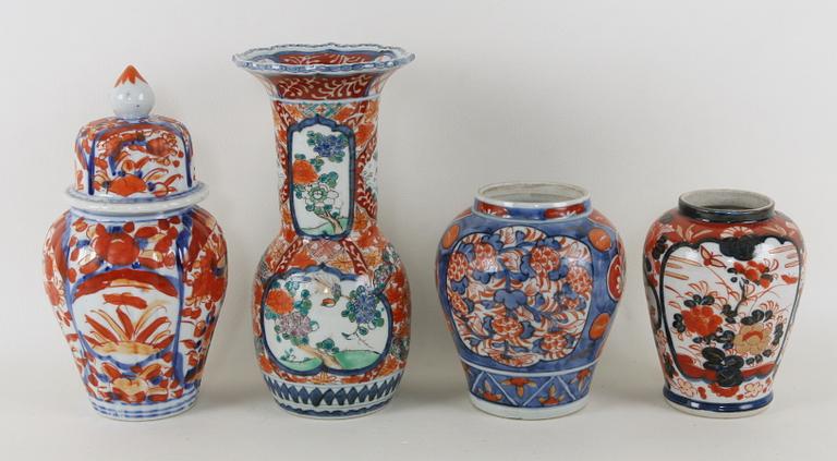 VASER, 3 st och URNA MED LOCK, porslin, Kina/Japan, 1900-tal.