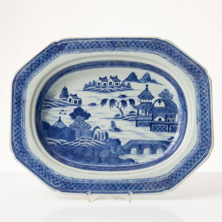 Karott med huv, porslin. Kina, Qianlong (1736-95)/Jiaqing (1796-1820).