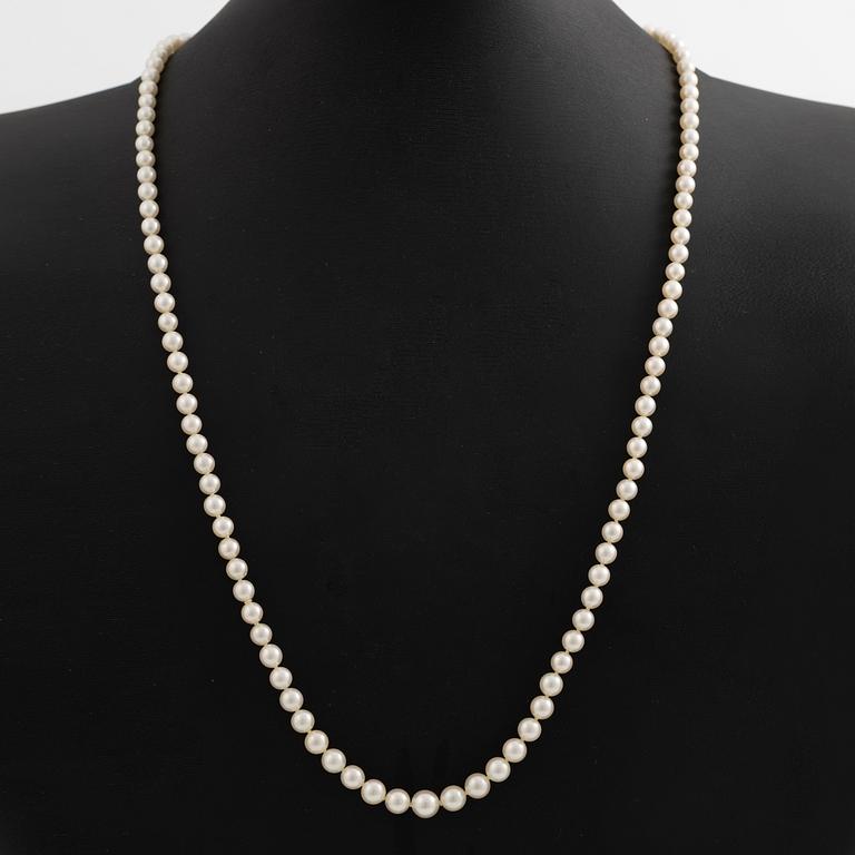 Necklace with graduated cultured pearls, clasp 18K gold.