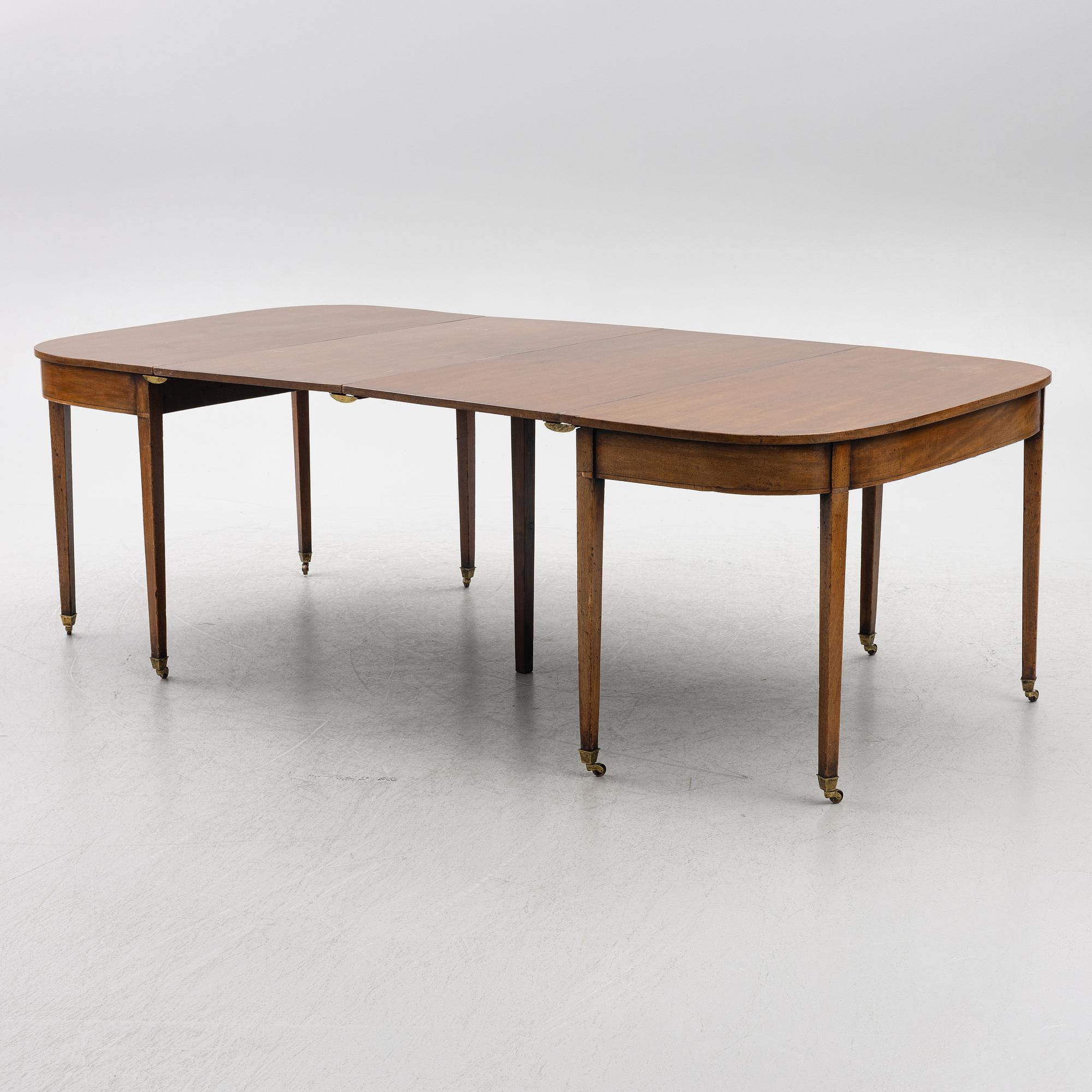 A dining table, England, 19th Century.