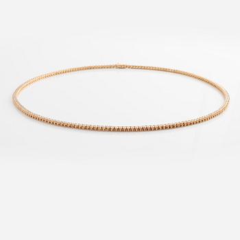 An 18K gold rivière necklace set with round brilliant-cut diamonds.