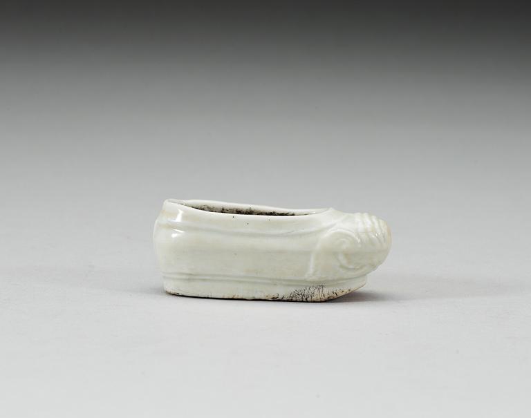 A blanc de chine figure of a shoe, Qing dynastin, Kangxi (1662-1722).