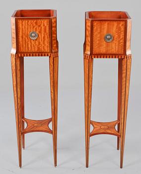 PIEDESTALER, ett par, gustaviansk stil, sent 1900-tal.