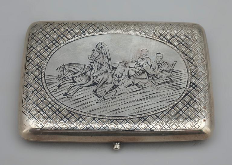 CIGARETTETUI, silver, Moskva, Ryssland, 1895. Vikt ca 140 g.