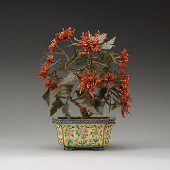 An enemal on copper jardinière with coral and hardstone flowers, late Qing dynasty (1644-1912).