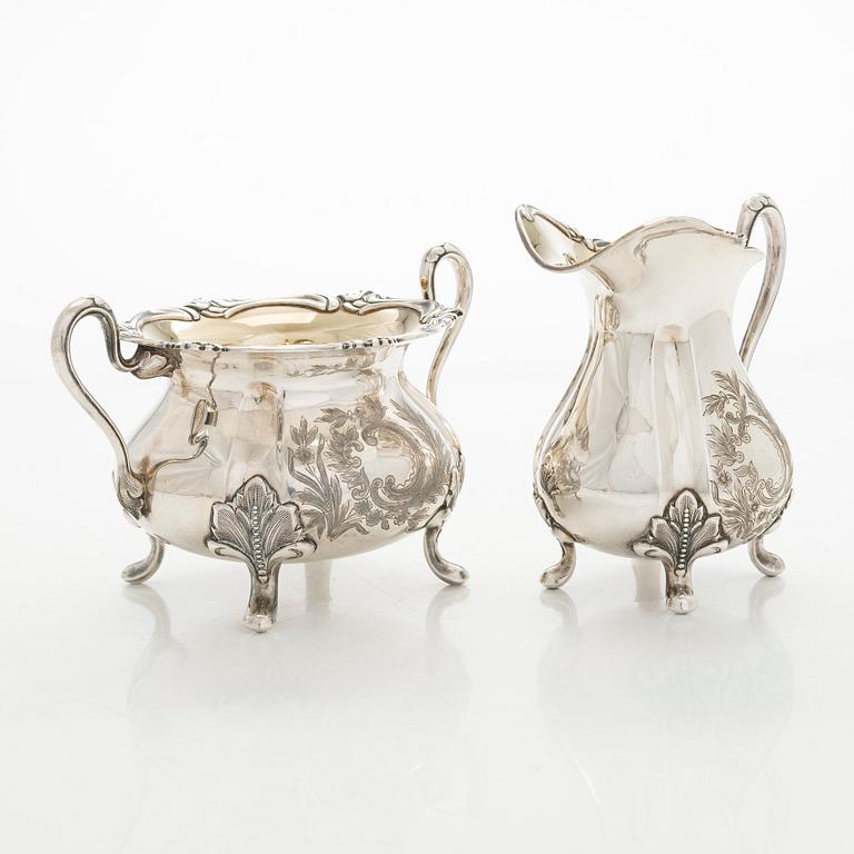 Kermakko ja sokerikko, hopea, 1939, Kultakeskus, ja sirotinlusikka, 1921 Helsinki.