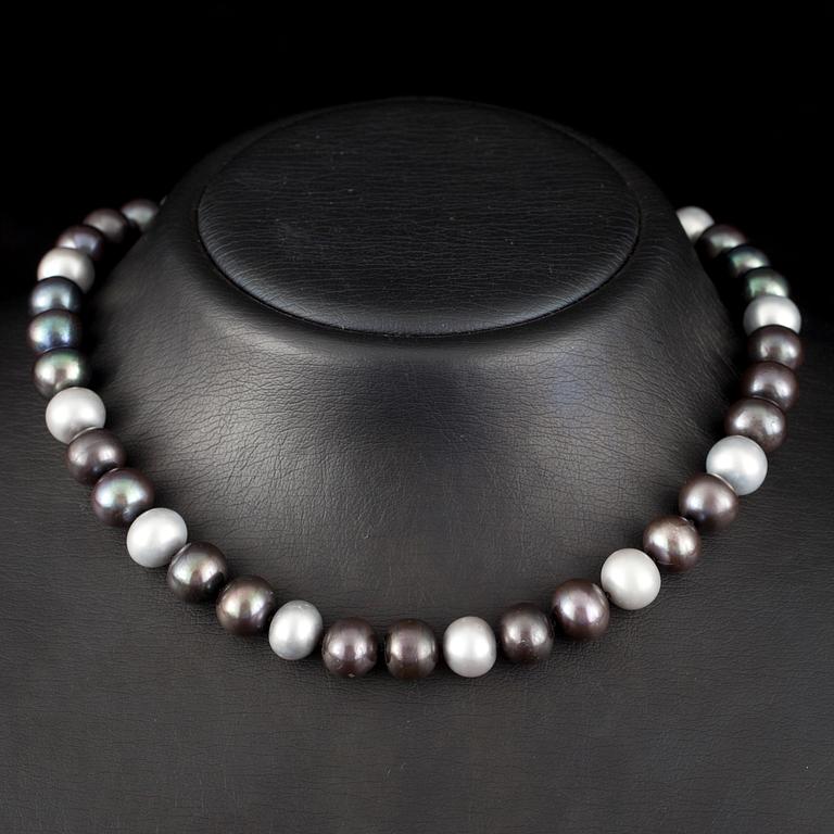 PÄRLCOLLIER, Odlade sötvattenpärlor 10 - 11 mm. 18K vitguld. Briljantslipade diamanter 0.14 ct. H/vs.