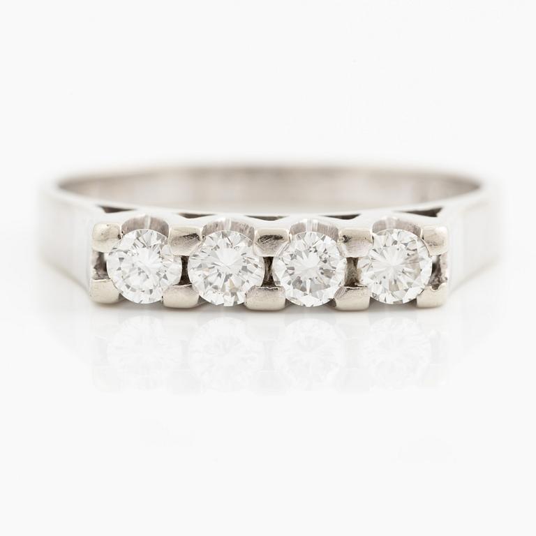Ring, 18K vitguld med fyra briljantslipade diamanter.