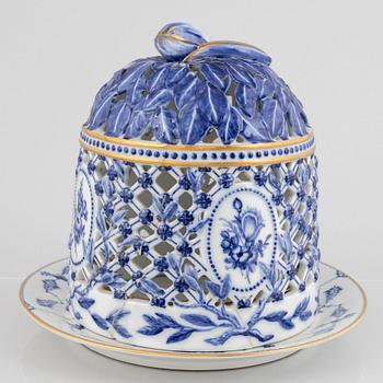 A 'Blue Fluted Full Lace' / 'Musselmalet' ice bell with stand, Royal Copenhagen, late 18th/early 19th century.