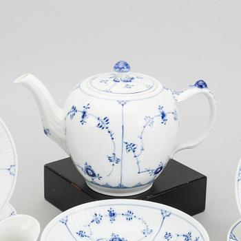 A DANISH PORCELAIN TEA SET, 22 pieces, "Musselmalet", Royal Copenhagen.