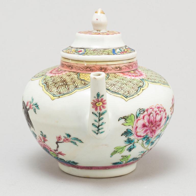 A famille rose teapot, blue and white jar and a placquer, Qing dynasty and 20th century.