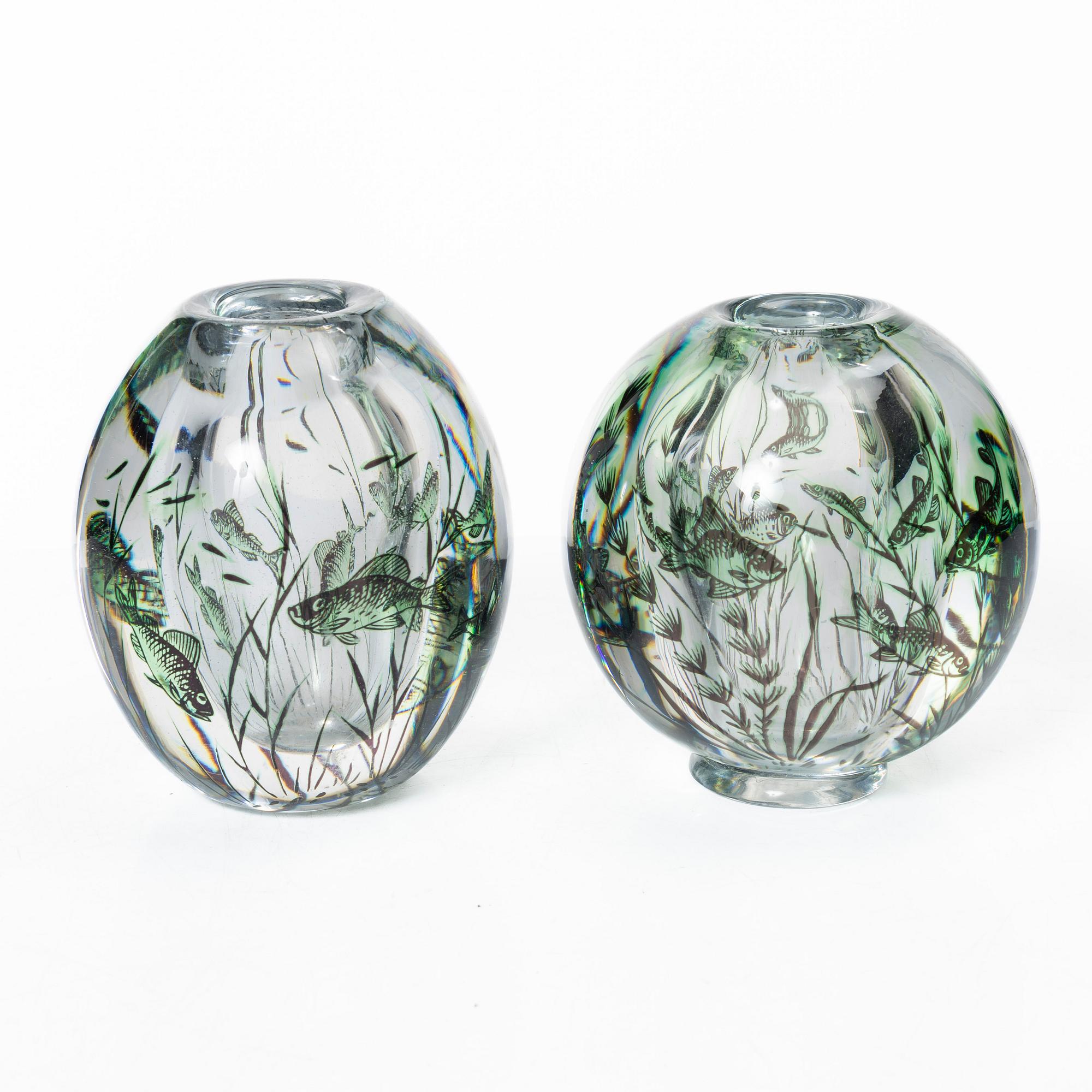 Edward Hald, vaser, 2 st, "fiskgraal" glas, Orrefors 1945 och 1952.