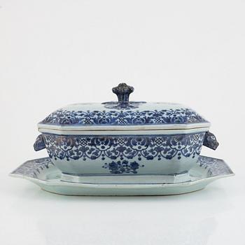 A Chinese export porcelain blue and white tureen with cover and stand, Qing dynasty, Qianlong (1736-95).