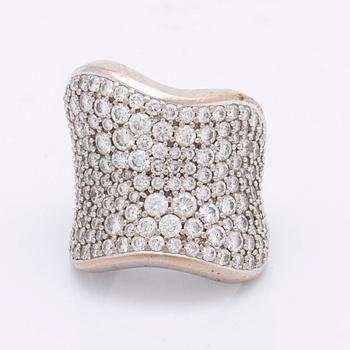 Ole Lynggaard ring, 18K vitguld briljanter ca 4.00 ct tot, "Kiss collection".