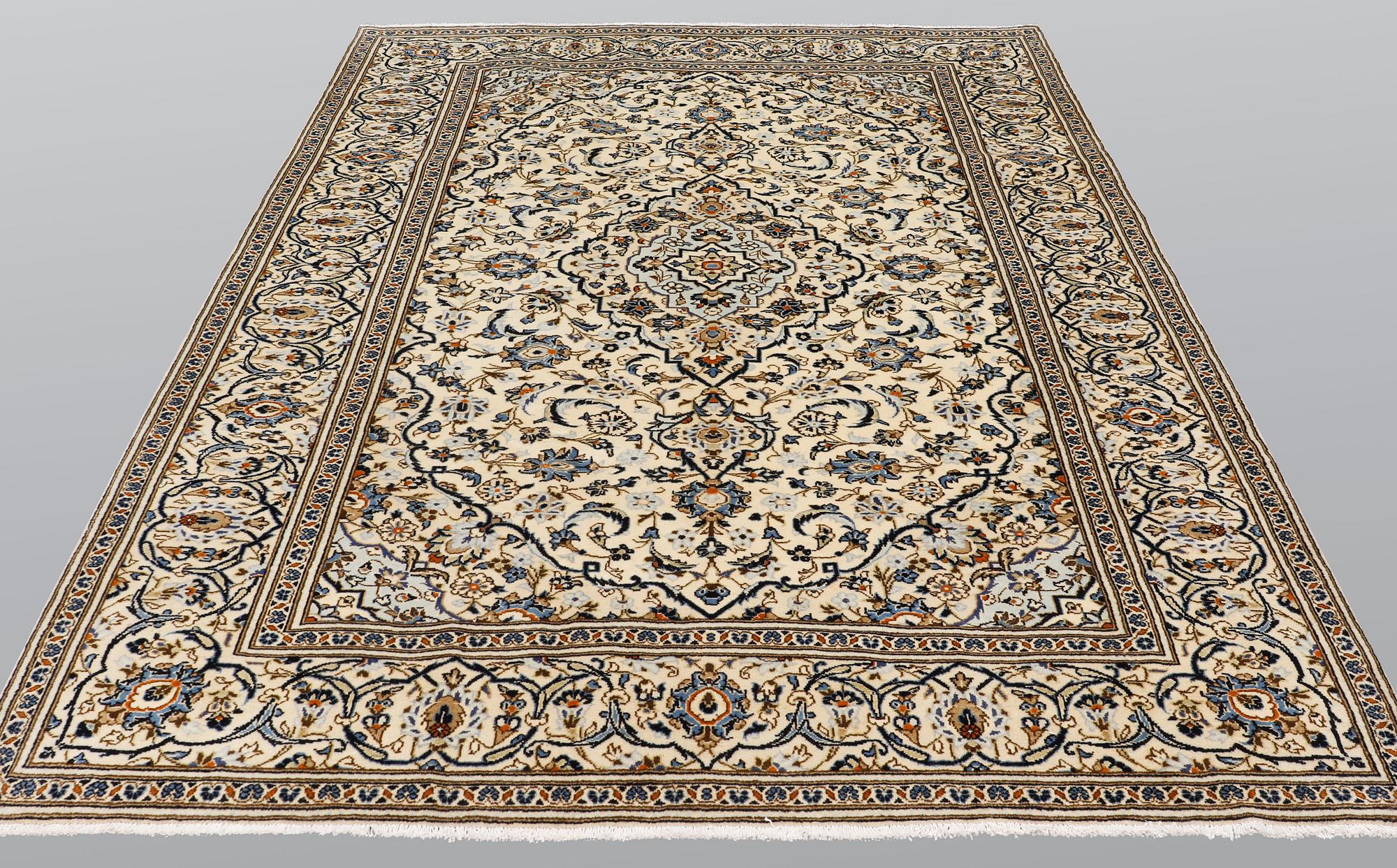A carpet, Kashan, ca 297 x 200 cm.