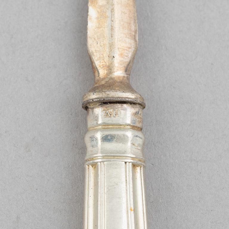 A silver cutlery set, 'Kings Pattern',mark of Aaron Hatfield & Sons, Sheffield, England, circa mid-19th Century (12 pcs).