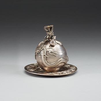 BRÄNNARE PÅ FAT silver. Shanghai, 1900-talets början.