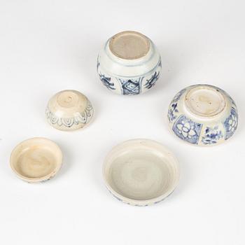 Askar, med lock, två stycken, samt kruka, keramik.  Thailand, Sawankhalok, 1300/1600-tal.