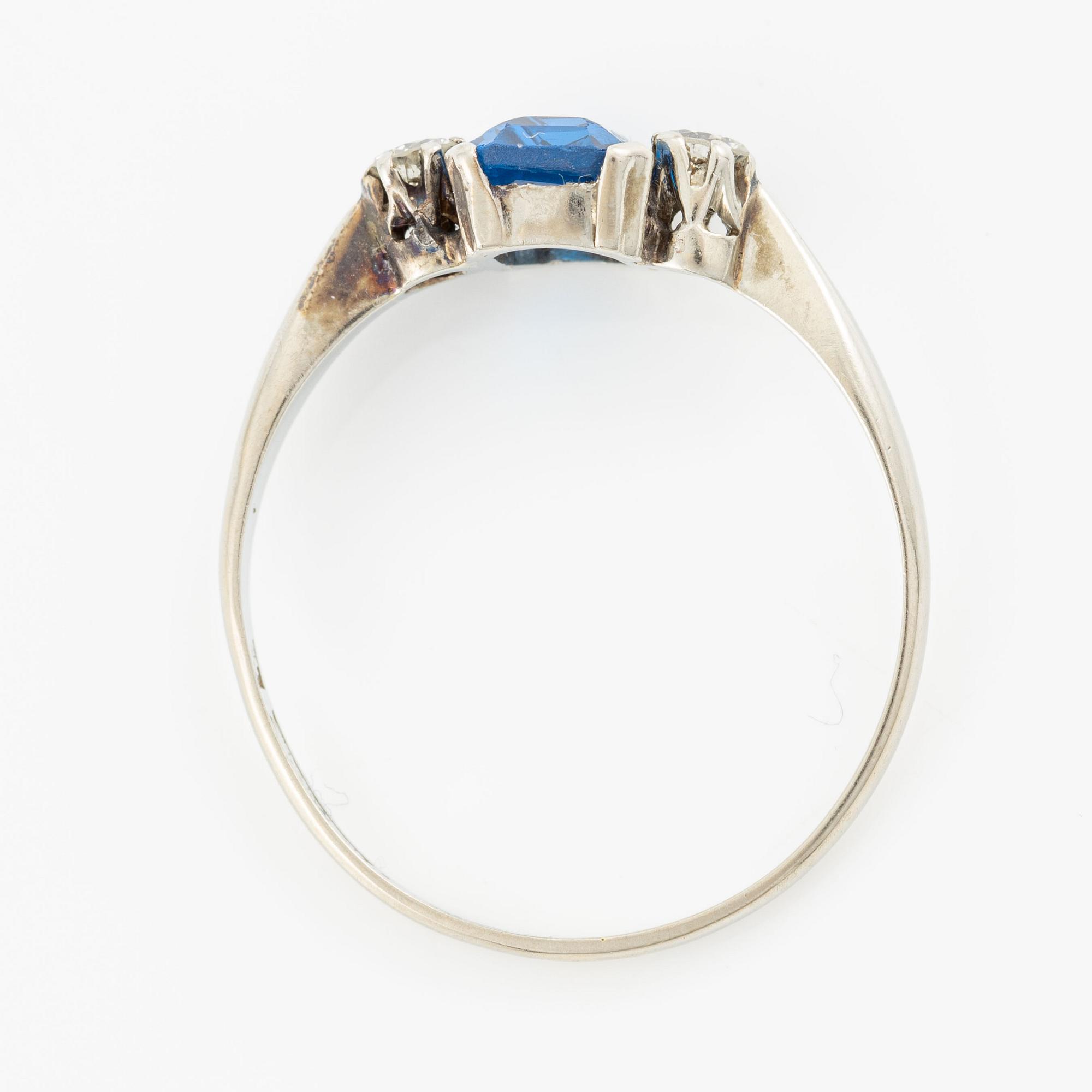 Ring, 18K vitguld med syntetisk blå sten och mindre briljantslipade diamanter.