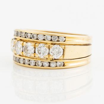 Ring 18K guld med runda briljantslipade diamanter.