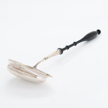 Wilhelm Fahlström, soppslev, silver, Helsingfors 1818-28 och Hjalmar Fagerroos' sockerskål, silver, Helsingfors 1909.