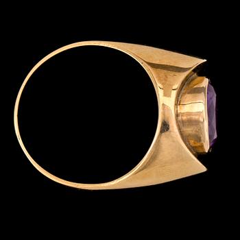 RING, oval fasettslipad ametist, 14k guld. 1900/2000-tal.