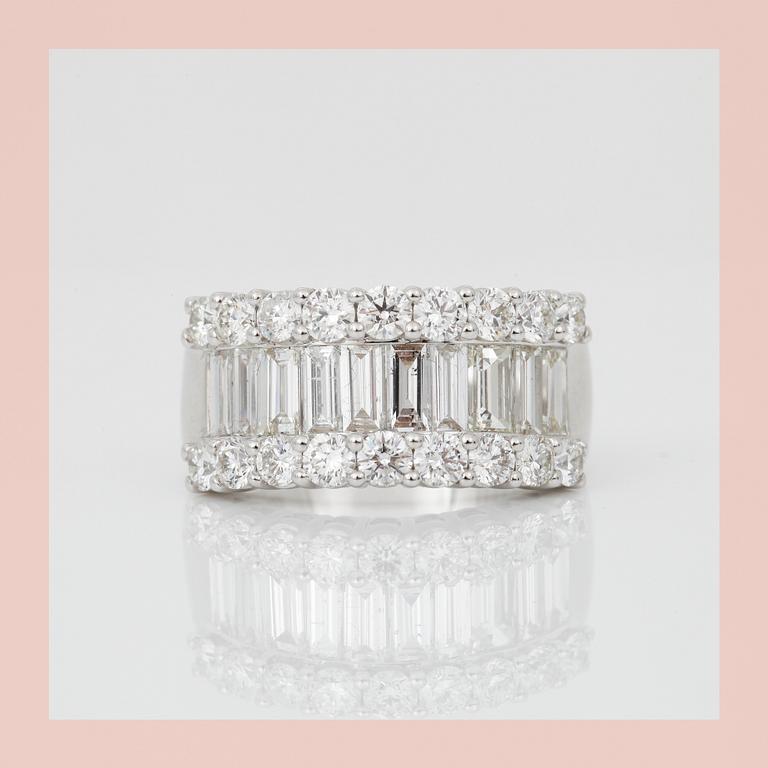 RING, med baguette och briljantslipade diamanter, totalt ca 2.47ct.