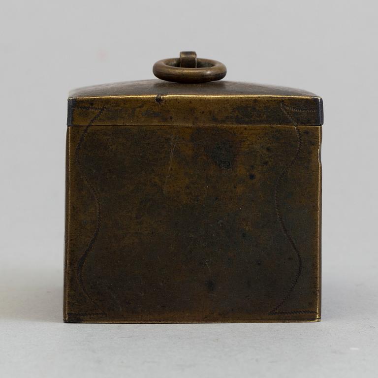 AN 18TH CENTURY BRASS SAND SHAKER.