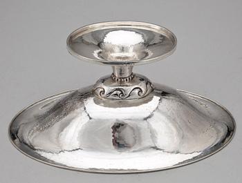 SKÅL PÅ FOT, silver, Bh Edlund, Stockholm, 1925. Vikt ca 478g.