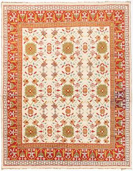 An antique Indian carpet, ca 434 x 335 cm.