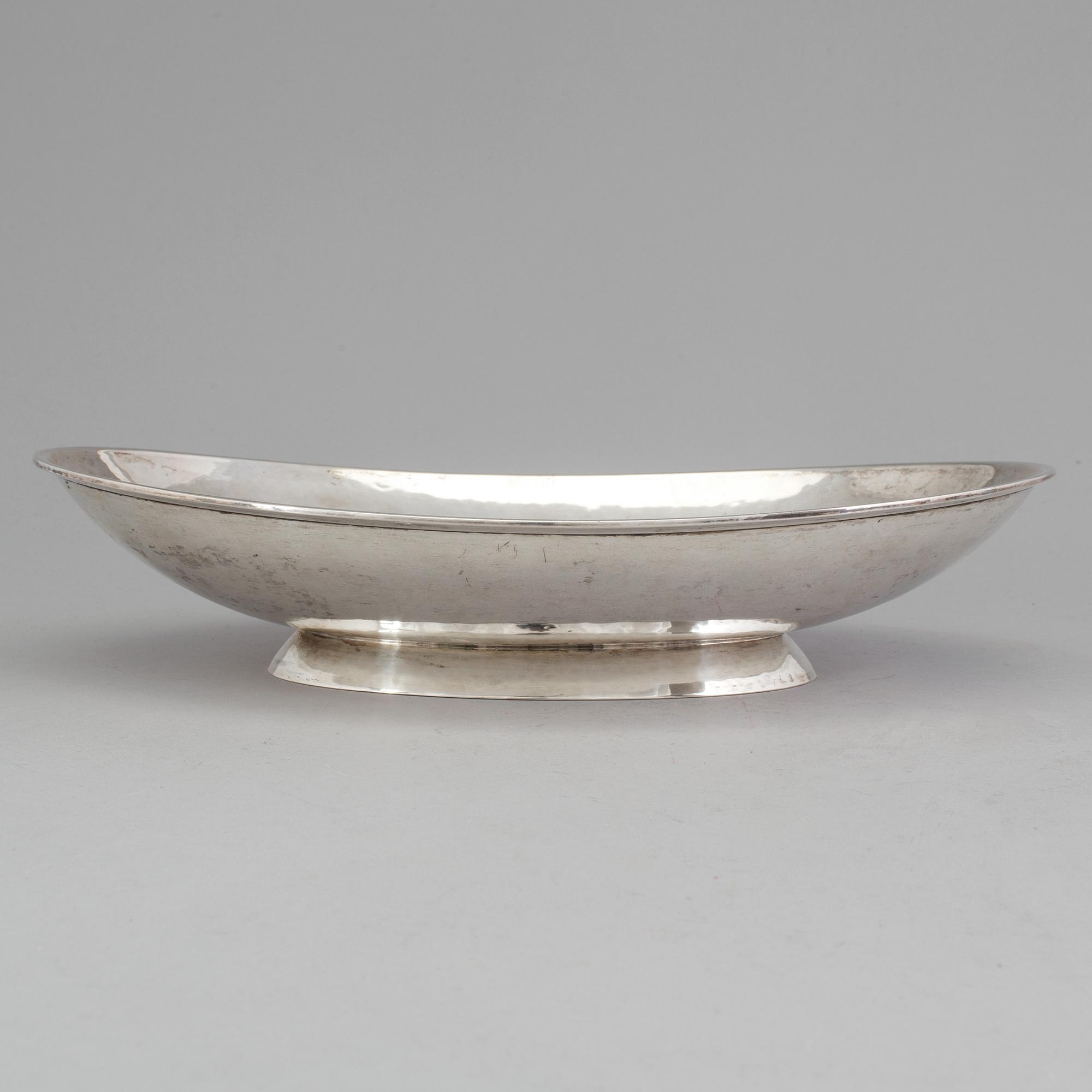 A 20th century German silver dish, maker's mark "GK". Weight 556 g.