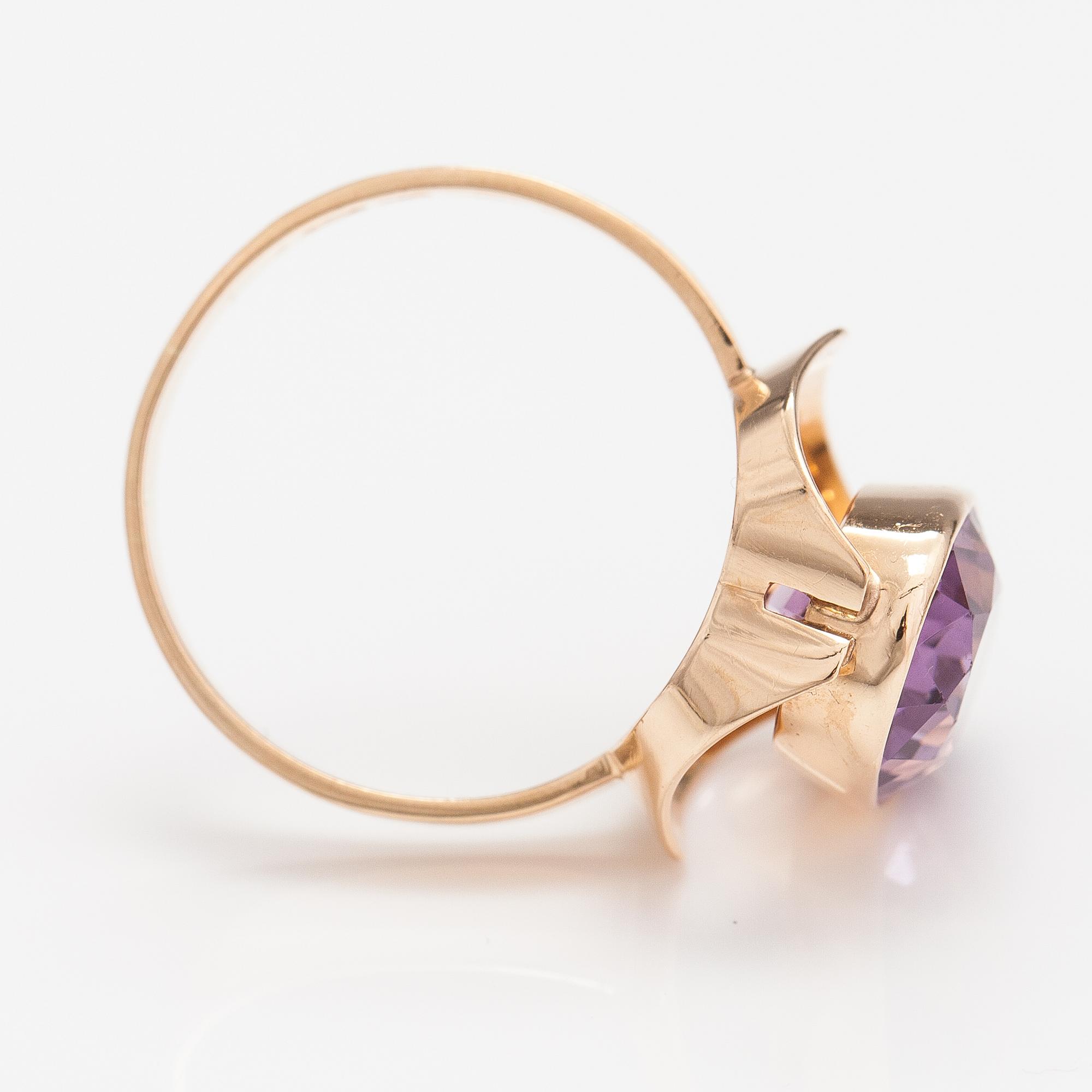 Eero Rislakki, A 14K gold ring with a amethyst. Westerback, Helsinki, mid 20th century.