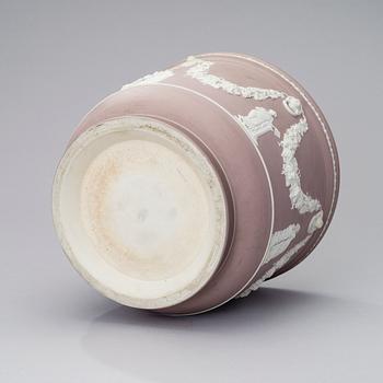 AN EARLY 20TH CENTURY WEDGEWOOD JASPERWARE JARDINIERE POT.