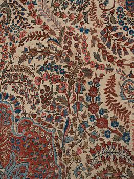 A carpet, a semi-antique Qum, ca 380,5-387,5 x 250,5-259,5 cm.