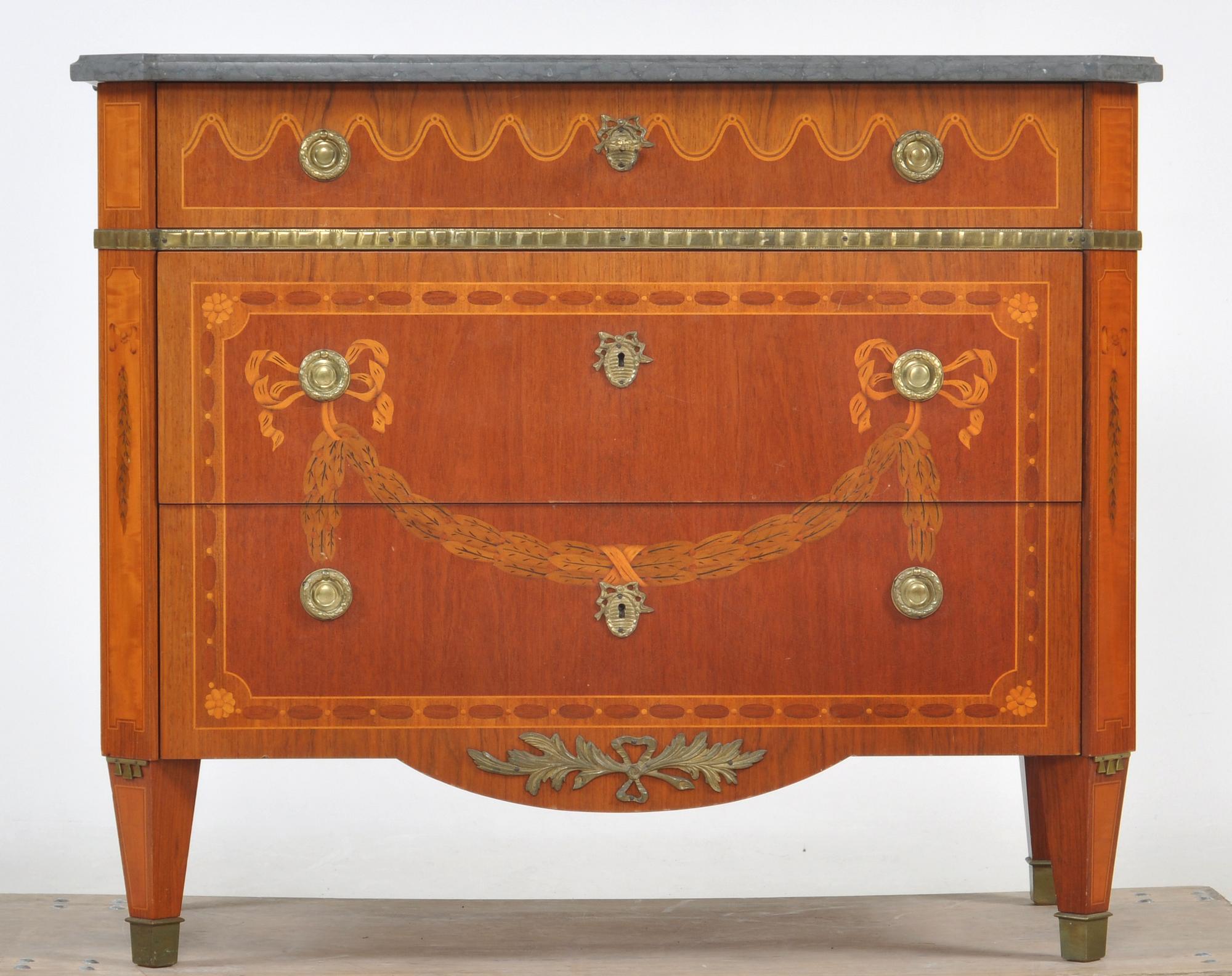 BYRÅ, gustaviansk stil, 1900-tal.