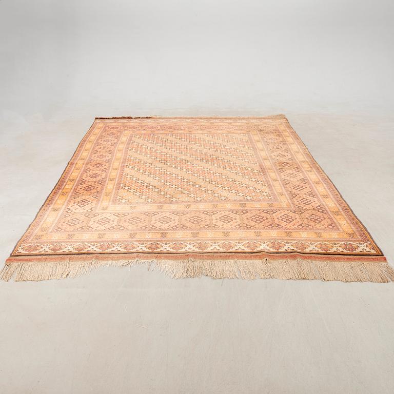 Matta Orientalisk semiantik ca 364x237 cm.