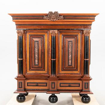 Salsskåp Barockstil 1900-talets början.