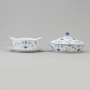 113 pieces of porcelain tableware from Royal Copenhagen, model "Musselmalet", 20th century.