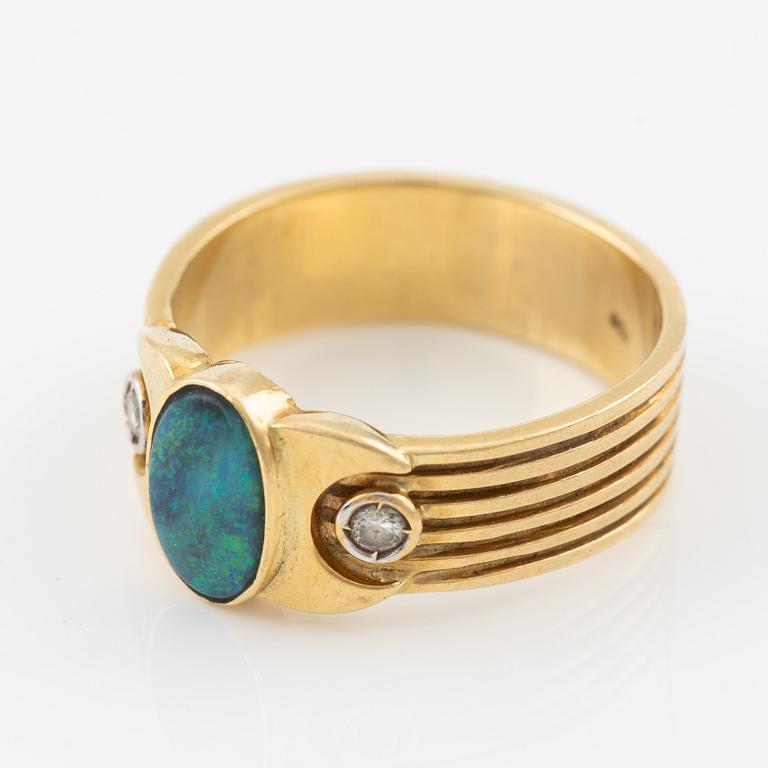 Ring, 18K guld med svart opal och briljantslipade diamanter.