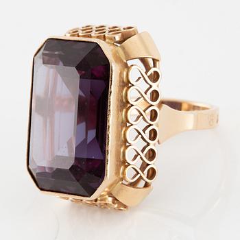 Cocktail ring 14K gold with a purple stone.