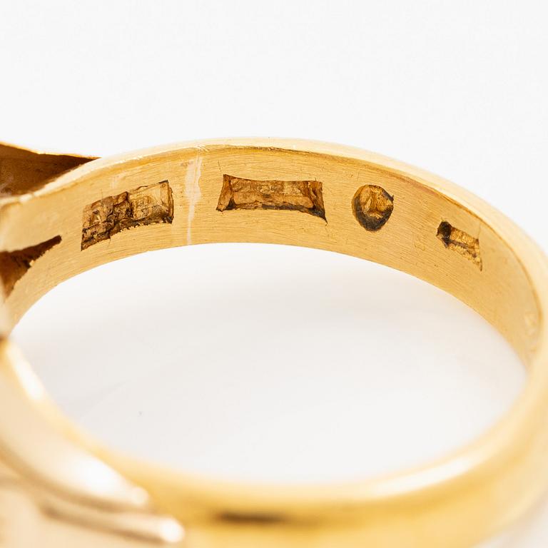 Ring 23K gold with synthetic stone.