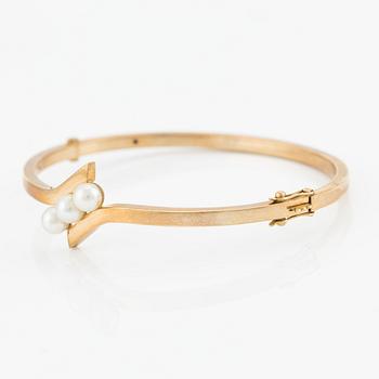 Armring 18K guld med tre odlade pärlor.