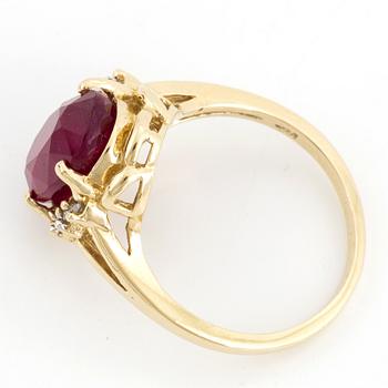 RING, 14K guld med rubin och briljantslipade diamanter.