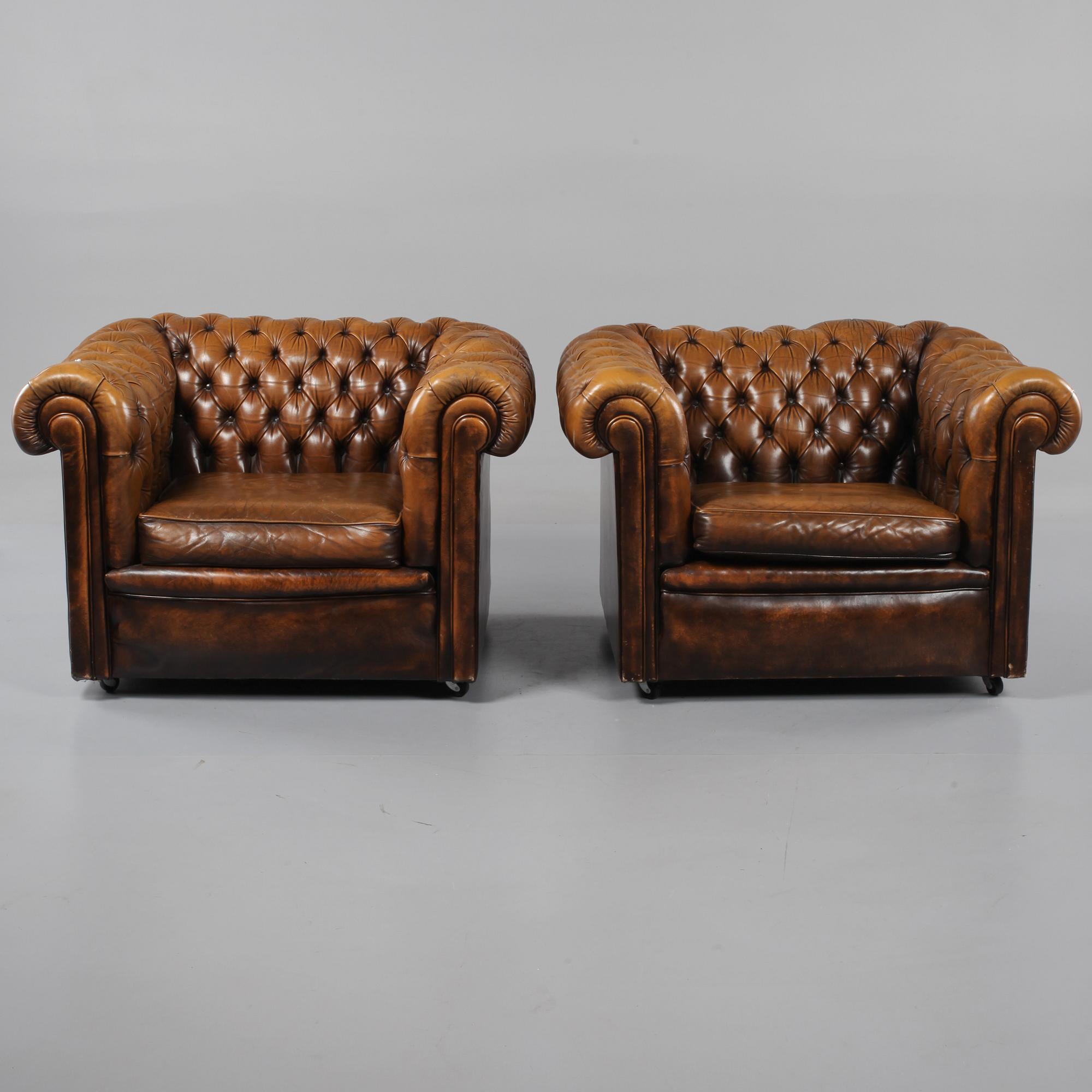 FÅTÖLJER, ett par, Chesterfield-modell, 1900-talets andra hälft.