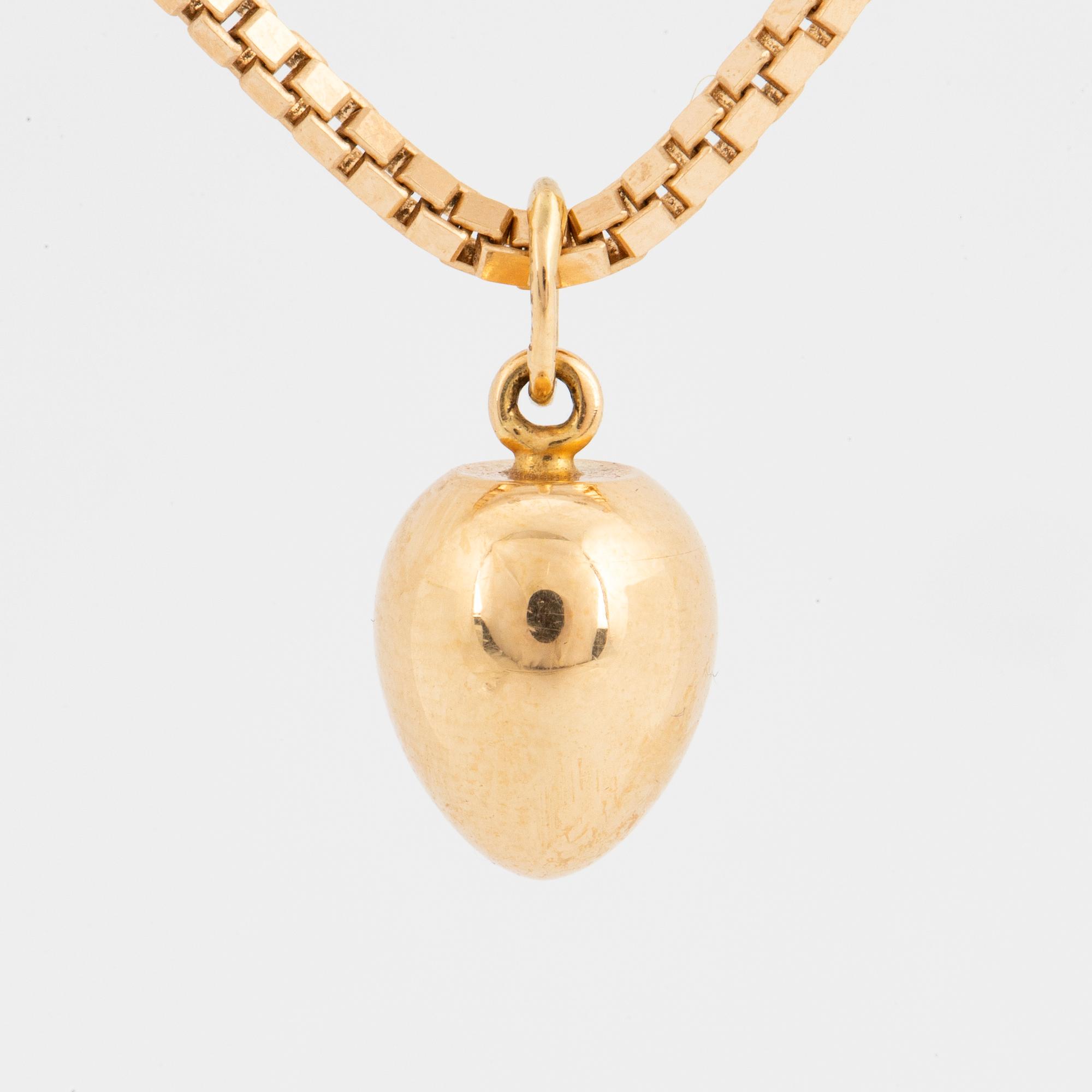 An 18K gold pendant and chain.