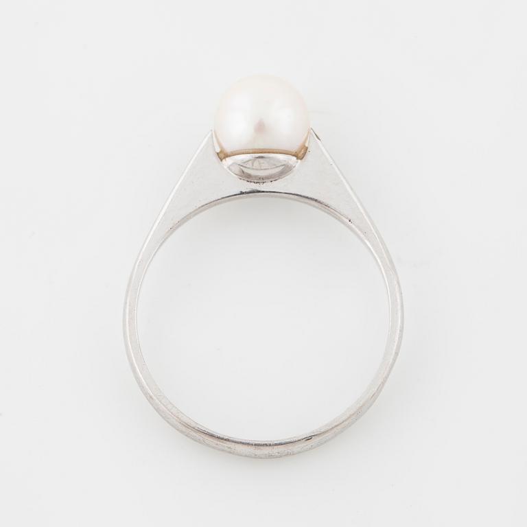 A cultured pearl ring by  Svedboms, Vetlanda.