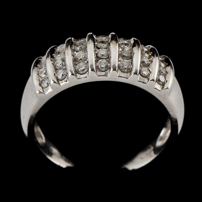 RING, 18k vitguld med 28 briljantslipade diamanter, 0.5 ct enl gravyr, Guldfynd, 1900-talets sista kvartal. Vikt 5 g.