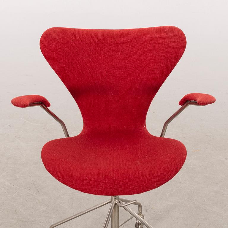 ARNE JACOBSEN, "Sjuan", kontorsstol, Fritz Hansen, Danmark, 1900-talets mitt.