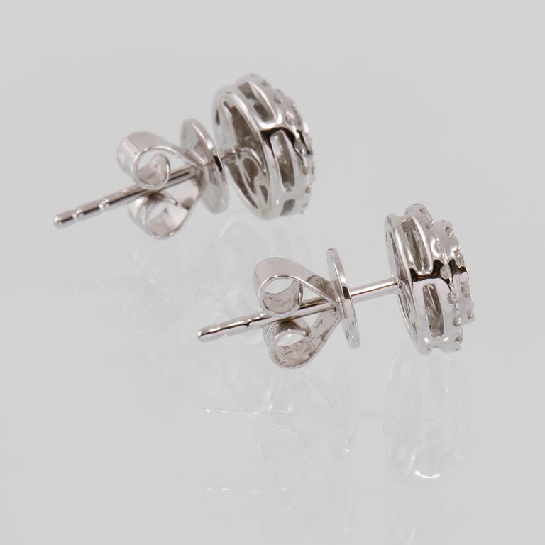 ÖRHÄNGEN, 18K vitguld med briljantslipade diamanter 0.75 ct. Vikt 2,4 gram.