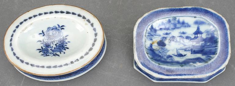 SALTKAR, ett par, porslin, Kina, Qingdynastin, Jiaqing (1795-1820).